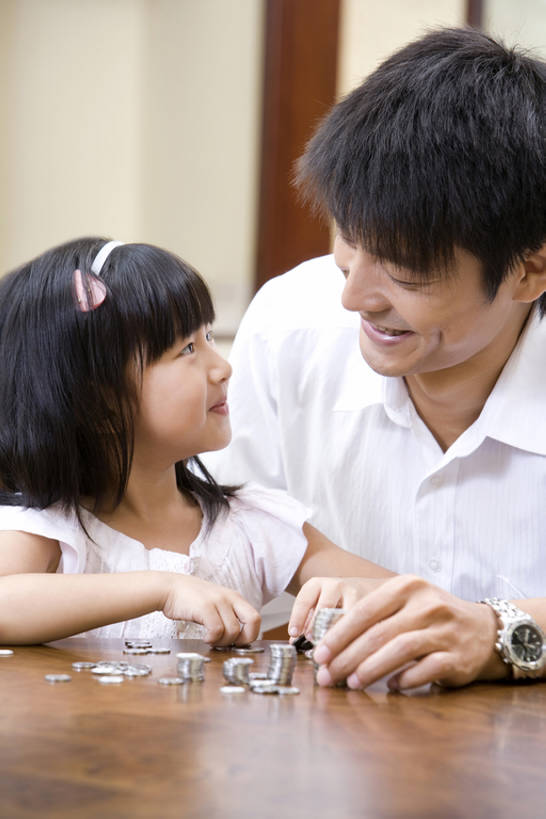 东方人,婴儿,儿童,成年人,两个人,家庭,父母,父亲,女儿,儿子,家,花园,站,笑,微笑,露齿笑,竖图,室内,白天,正面,快乐,通讯,幸福,纯洁,合作,钱,人民币,花圃,桌子,北京,中国,亚洲,一堆,连接,堆叠,堆积,并排,钱币,饭厅,房屋,教育,小孩,教,站着,休闲,温暖,温馨,父女,一家人,面对面,可爱,乐趣,亲密,童年,童趣,财富,金融,摄影,活泼,生长,生活方式,经济,堆,和睦,知识,住房,享乐,关爱,中国文化,宝宝,流通,贸易,童真,东亚,纯真,烂漫,无邪,陪同,节省,陪伴,想法,伶俐,天真,信任,货币,现金,硬币,男孩,男人,男性,年轻男性,女孩,亚洲人,中国人,孩子,年轻人,休闲活动,小花园,说话,站立,坐着,半身,彩图,欢乐,深情,融洽,男生,伴随,bj175