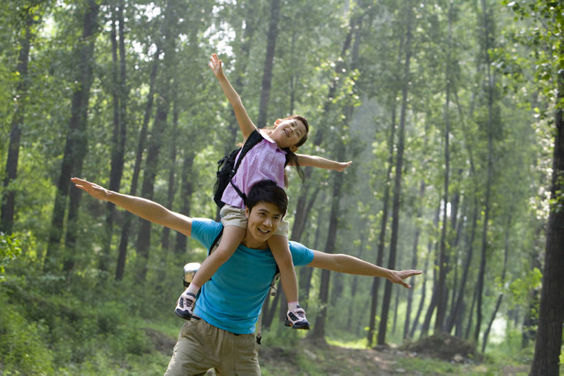 东方人,儿童,两个人,家庭,父亲,女儿,笑,微笑,露齿笑,横图,室外,白天,正面,旅游,度假,快乐,自由,幸福,美景,森林,北京,中国,亚洲,景观,玩,休闲装,娱乐,飞,树,小孩,绿色,自然,夏天,扛,享受,休闲,健康,父女,景色,放松,童年,摄影,运送,自然风光,东亚,背包客,陪同,陪伴,无忧无虑,冒险,男人,男性,年轻男性,女孩,女性,亚洲人,中国人,孩子,年轻人,休闲活动,张开手臂,半身,彩图,深情,伴随,bj175