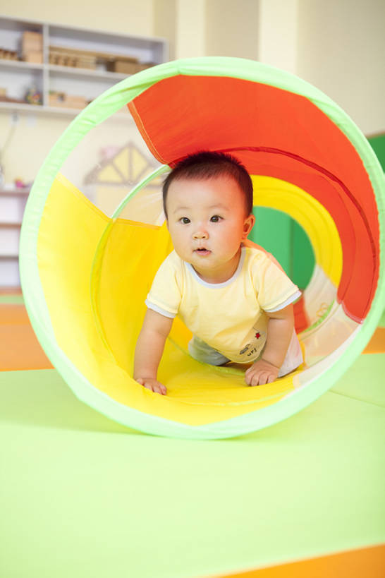 东方人,婴儿,儿童,一个人,竖图,室内,正面,游戏,纯洁,玩具,中国,亚洲,仅一个人,隧道,玩,休闲装,娱乐,小孩,休闲,爬,可爱,童年,童趣,幼儿园,活泼,生长,活动,愉悦,发泄,消遣,智力,圆柱体,宝宝,童真,东亚,纯真,烂漫,无邪,发展,北京市,宣泄,伶俐,天真,亚洲人,中国人,孩子,玩耍,嬉戏,彩图,全身,好奇心,安全气垫,健身垫,bj175