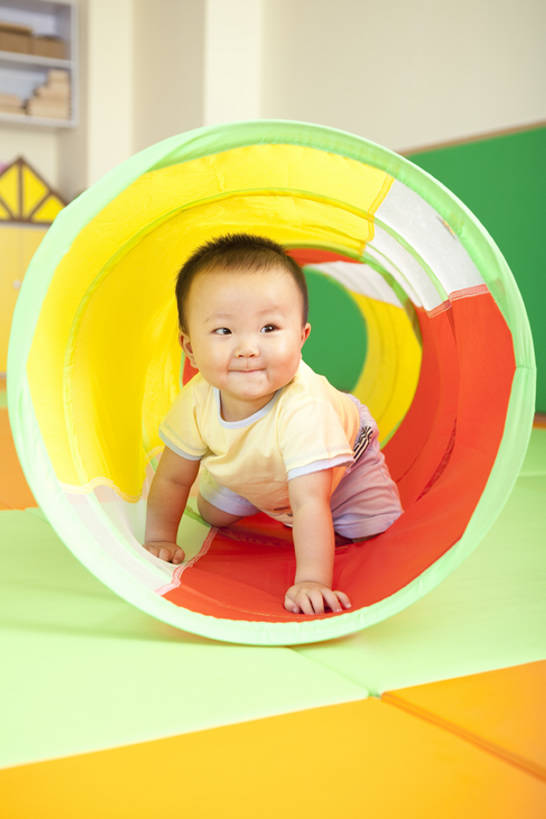 东方人,婴儿,儿童,一个人,微笑,竖图,室内,正面,游戏,纯洁,玩具,中国,亚洲,仅一个人,隧道,玩,休闲装,娱乐,小孩,休闲,爬,可爱,童年,童趣,幼儿园,活泼,生长,活动,享乐,愉悦,发泄,消遣,智力,圆柱体,宝宝,童真,东亚,纯真,烂漫,无邪,发展,北京市,宣泄,伶俐,天真,亚洲人,中国人,孩子,玩耍,嬉戏,彩图,全身,好奇心,安全气垫,健身垫,bj175