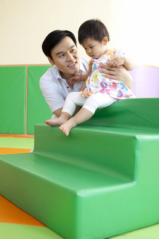 东方人,婴儿,儿童,中年人,两个人,家庭,父母,父亲,女儿,导游,坐,笑,微笑,露齿笑,竖图,室内,侧面,游戏,快乐,纯洁,玩具,中国,亚洲,连接,滑,教育,玩,拿着,休闲装,娱乐,小孩,社区,教,休闲,温暖,温馨,一家人,可爱,童年,童趣,幼儿园,活泼,生长,活动,协助,和睦,知识,享乐,愉悦,发泄,关爱,消遣,智力,宝宝,童真,东亚,纯真,烂漫,无邪,发展,北京市,宣泄,伶俐,天真,男性,中年男性,亚洲人,中国人,孩子,玩耍,嬉戏,彩图,全身,爱,欢乐,融洽,好奇心,安全气垫,健身垫,一见钟情,bj175
