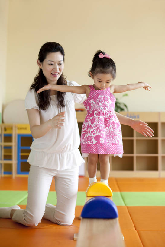 东方人,儿童,中年人,两个人,家庭,父母,母亲,女儿,导游,笑,微笑,露齿笑,竖图,室内,正面,游戏,纯洁,玩具,中国,亚洲,连接,教育,玩,休闲装,娱乐,穿,小孩,社区,教,休闲,温暖,温馨,一家人,可爱,童年,童趣,幼儿园,横梁,生长,活动,协助,和睦,专心,知识,享乐,愉悦,发泄,关爱,消遣,智力,童真,东亚,烂漫,无邪,发展,北京市,宣泄,横杆,天真,女孩,女性,中年女性,亚洲人,中国人,孩子,步行,跪着,玩耍,嬉戏,张开手臂,彩图,全身,爱,欢乐,融洽,安全气垫,健身垫,一见钟情,bj175