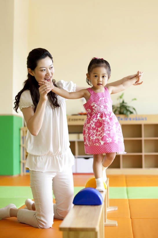 东方人,儿童,中年人,两个人,家庭,父母,母亲,女儿,导游,笑,微笑,露齿笑,竖图,室内,正面,游戏,纯洁,玩具,中国,亚洲,连接,教育,玩,注视,休闲装,娱乐,穿,小孩,社区,观察,教,看,休闲,温暖,温馨,一家人,可爱,童年,童趣,幼儿园,横梁,生长,观看,活动,协助,和睦,察看,知识,享乐,愉悦,发泄,关爱,关注,消遣,智力,童真,东亚,烂漫,无邪,发展,北京市,宣泄,横杆,天真,女孩,女性,中年女性,亚洲人,中国人,孩子,步行,跪着,手牵手,玩耍,嬉戏,张开手臂,彩图,全身,爱,欢乐,融洽,安全气垫,健身垫,一见钟情,bj175