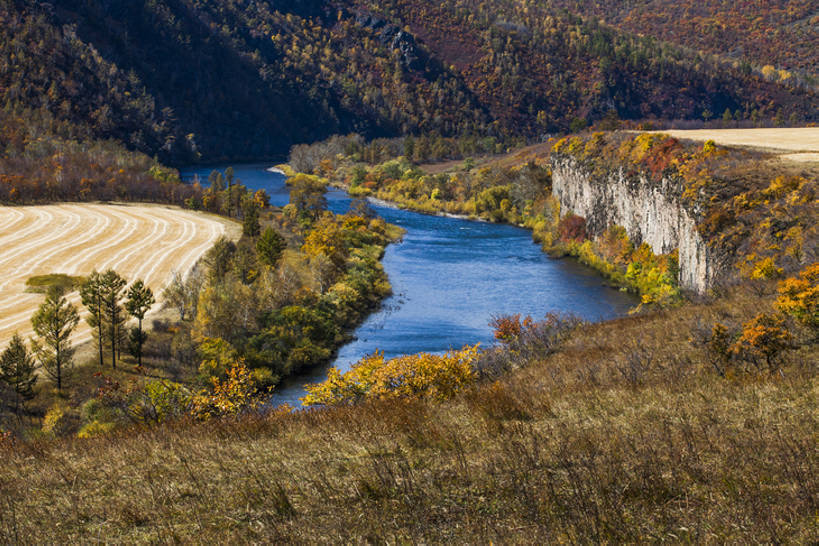 无人,横图,室外,白天,旅游,度假,探险,农业,草原,河流,美景,森林,山,山脉,树林,水,植物,标志建筑,地标,建筑,日光,中国,亚洲,弯曲,环绕,地形,河岸,景观,田地,悬崖,建筑群,地面,娱乐,建设,草,树,黄色,蓝色,风景,小溪,自然,平原,享受,休闲,旅游胜地,景色,放松,季节,摄影,收获,灌木,宁静,环境,生态,自然风光,野地,东亚,地貌,内蒙古,自然地理,冒险,秋天,彩图,旅行,耕地,林区,阿尔山,bj175