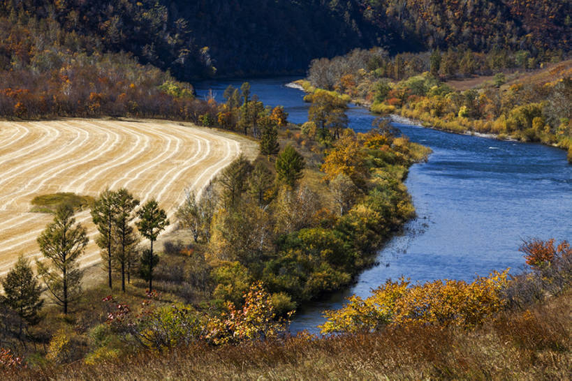 无人,横图,室外,白天,旅游,度假,探险,农业,草原,河流,美景,森林,山,树林,水,植物,标志建筑,地标,建筑,日光,中国,亚洲,弯曲,环绕,地形,河岸,景观,田地,建筑群,地面,娱乐,建设,草,树,黄色,蓝色,风景,小溪,自然,平原,享受,休闲,旅游胜地,景色,放松,季节,摄影,收获,灌木,宁静,环境,生态,自然风光,野地,东亚,地貌,内蒙古,自然地理,冒险,秋天,彩图,旅行,耕地,林区,阿尔山,bj175