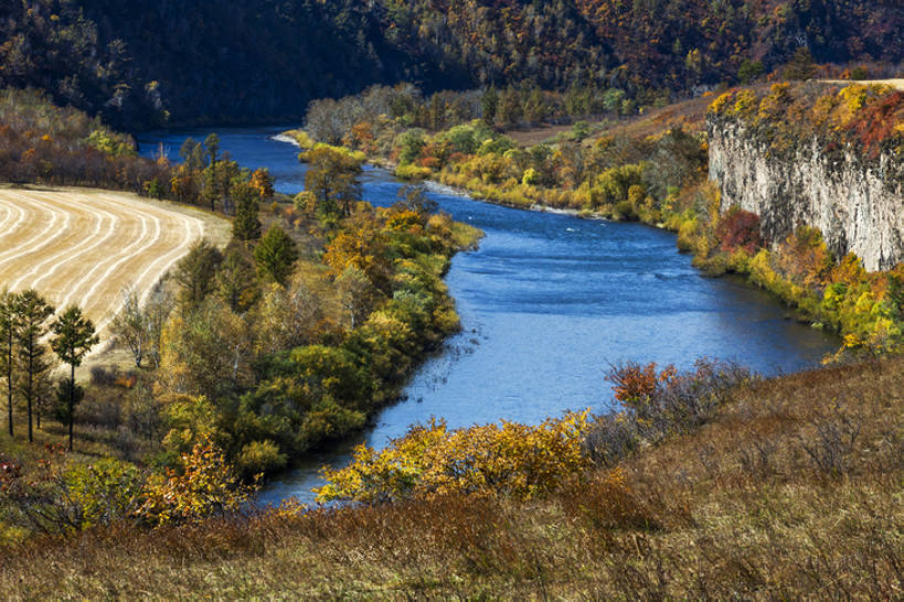 无人,横图,室外,白天,旅游,度假,探险,农业,草原,河流,美景,森林,山,山脉,树林,水,植物,标志建筑,地标,建筑,日光,中国,亚洲,弯曲,环绕,地形,河岸,景观,田地,悬崖,建筑群,地面,娱乐,建设,草,树,黄色,蓝色,风景,小溪,自然,平原,享受,休闲,旅游胜地,景色,放松,季节,摄影,收获,灌木,宁静,环境,生态,自然风光,野地,东亚,地貌,内蒙古,自然地理,冒险,秋天,彩图,旅行,耕地,林区,阿尔山,bj175