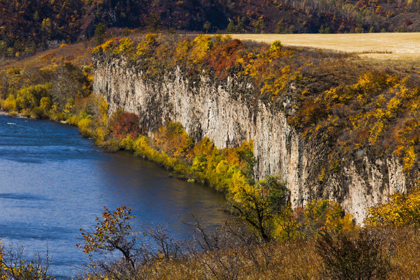 无人,横图,室外,白天,旅游,度假,探险,河流,石头,美景,森林,山,水,植物,标志建筑,地标,建筑,日光,中国,亚洲,地形,景观,悬崖,建筑群,苔藓,地面,娱乐,建设,草,树,黄色,蓝色,风景,小溪,自然,享受,休闲,陡峭,旅游胜地,景色,放松,季节,摄影,灌木,宁静,环境,生态,岩层,自然风光,自然现象,野地,东亚,地貌,内蒙古,地质学,自然地理,冒险,岩石,秋天,彩图,旅行,林区,阿尔山,bj175