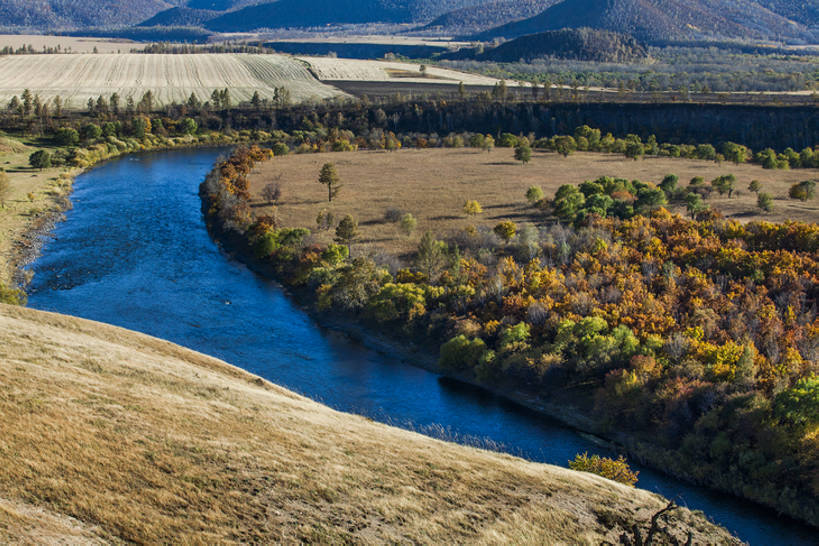 无人,横图,室外,白天,旅游,度假,探险,农业,草原,河流,美景,森林,山,山脉,树林,水,植物,标志建筑,地标,建筑,日光,中国,亚洲,弯曲,地形,河岸,景观,流水,田地,建筑群,地面,娱乐,建设,草,树,黄色,蓝色,风景,小溪,自然,平原,享受,休闲,旅游胜地,景色,放松,季节,茂密,摄影,流动,茂盛,收获,灌木,宁静,环境,生态,自然风光,野地,东亚,地貌,内蒙古,自然地理,冒险,秋天,彩图,旅行,耕地,林区,阿尔山,bj175