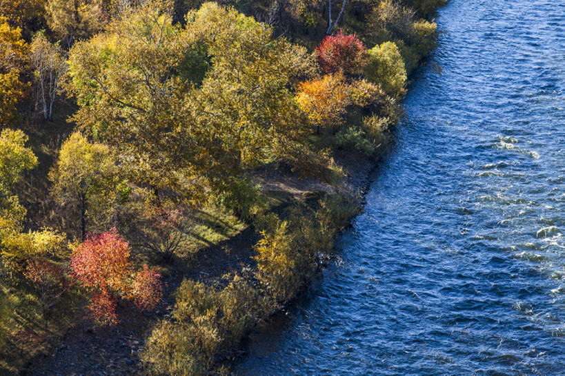 无人,横图,航拍,室外,白天,旅游,度假,探险,河流,美景,森林,树林,水,植物,标志建筑,地标,建筑,日光,中国,亚洲,地形,河岸,景观,流水,建筑群,地面,娱乐,干净,建设,草,树,黄色,蓝色,风景,小溪,自然,波浪,享受,休闲,旅游胜地,景色,放松,季节,茂密,摄影,流动,茂盛,灌木,宁静,环境,生态,自然风光,野地,树梢,东亚,地貌,内蒙古,落叶树,自然地理,冒险,秋天,彩图,旅行,林区,阿尔山,bj175