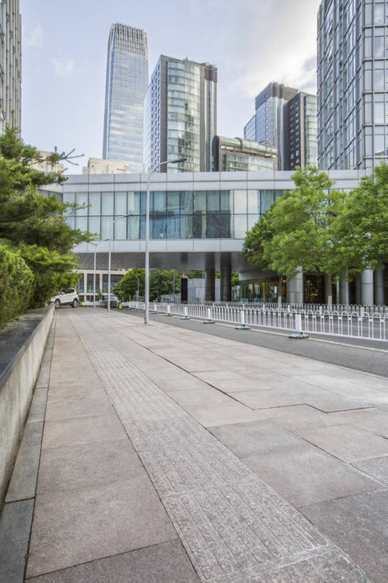 无人,栏杆,竖图,室外,白天,背景,度假,石头,美景,城市风光,城市,道路,建筑,街道,路,公路,汽车,北京,中国,亚洲,石子,直线,地形,景观,路边,人行道,柏油马路,车道,交通,首都,娱乐,现代,树,绿色,风景,天空,享受,休闲,办公大楼,景色,放松,运输,摄影,建造,盲道,高,柏油路,都市风光,市区,沥青,东亚,发展,中华人民共和国,北京市,京,北平,华北地区,繁荣,金融区,石块,岩石,马路,彩图,高层建筑,北京CBD,北京商务中心区,中国北京大北窑,建筑结构,汽车广告背景图,bj175