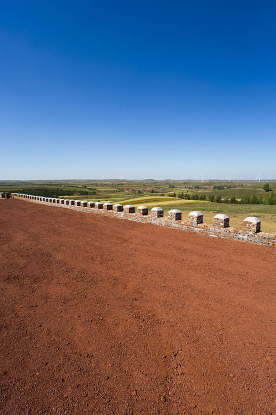 无人,竖图,室外,白天,旅游,度假,草地,草原,美景,丘陵,山,标志建筑,道路,地标,建筑,路,公路,中国,亚洲,曲折,环绕,地平线,景观,陆地,泥土,田地,建筑群,围墙,交通,娱乐,建设,草,树,红色,蓝色,绿色,风景,蓝天,天空,自然,享受,休闲,景色,放松,季节,摄影,宁静,环境,生态,自然风光,东亚,地貌,红土地,河北省,张家口,坎坷,崎岖,罕见,荒僻,偏僻,偏远,自然地理,冷僻,马路,彩图,旅行,广角,汽车广告背景图,张北县,bj175