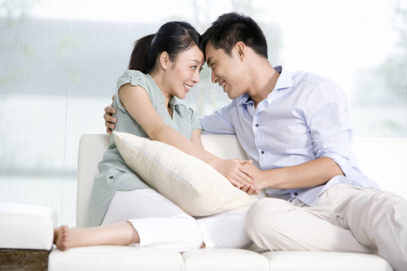 东方人,头,两个人,家庭,夫妻,客厅,坐,笑,微笑,露齿笑,横图,竖图,室内,白天,侧面,衬衫,爱情,快乐,兴奋,窗户,沙发,中国,亚洲,连接,公寓,浪漫,休闲装,绿色,社区,靠,靠着,舒服,温暖,温馨,一家人,面对面,恩爱,放松,搭,恋人,生活方式,家庭妇女,和睦,起居室,搭着,关爱,近景,东亚,北京市,软垫,真爱,异性恋,男人,男性,年轻男性,年轻女性,女人,女性,亚洲人,中国人,年轻人,头部,夫妇,情侣,触摸,手牵手,拥抱,彩图,爱,深情,伴侣,融洽,一见钟情,bj175