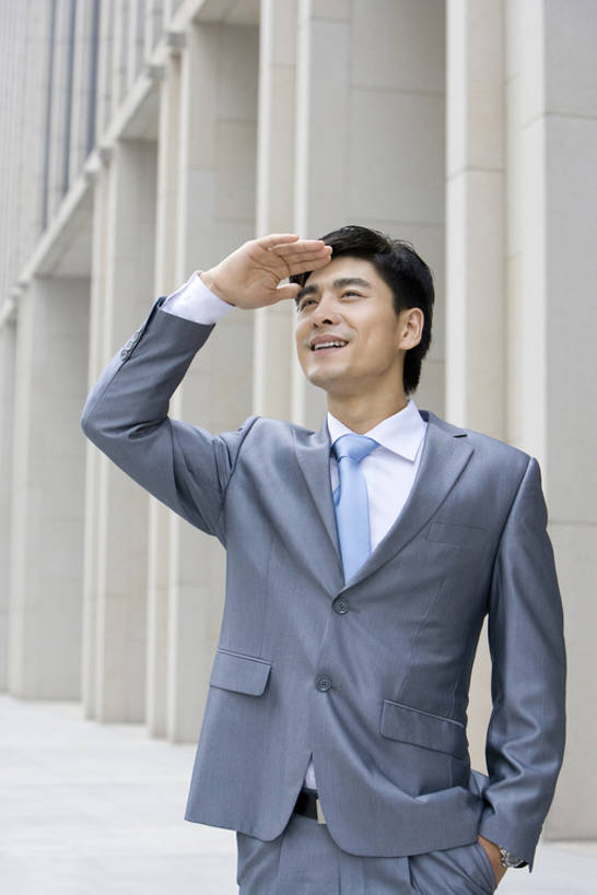 东方人,成年人,中年人,一个人,商务人士,商务男性,笑,微笑,露齿笑,竖图,室外,白天,留白,正面,衬衫,商务,信心,城市,中国,亚洲,仅一个男性,仅一个人,仅一个中年男性,捆扎,套装,人行道,领带,注视,观察,看,职业,办公大楼,遮,遮掩,观看,察看,掩盖,遮挡,象征,早晨,庄重,都市风光,关注,近景,决心,商务装,身份,手插袋,市区,工薪阶层,东亚,遮盖,搜寻,北京市,正式,地位,掩饰,金融区,男人,男性,中年男性,亚洲人,中国人,白领,上班族,插兜,手插兜,彩图,衬衣,北京CBD,办公室职员,手抄兜,bj175