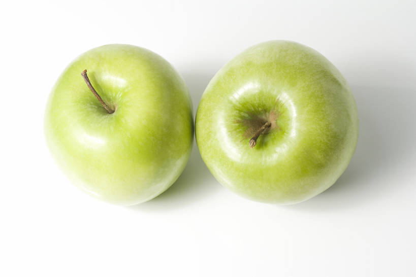 无人,横图,俯视,室内,白色背景,苹果,静物,水果,亚洲,瓷器,食品,小吃,饮食,两个,绿色,青苹果,健康,清新,简洁,东亚,健康食物,纯净,北京市,彩图,高角度拍摄,全身,影棚拍摄,bj175