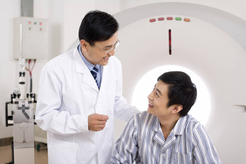 东方人,成年人,中年人,老年人,两个人,医生,病人,医院,笑,微笑,露齿笑,横图,白天,侧面,工作服,制服,讨论,快乐,通讯,技术,昆明,中国,亚洲,捆扎,连接,准备,条纹,检查,眼镜,听,云南,医护人员,医疗人员,职业,健康,生病,面对面,服务,技巧,支撑,体检,医疗,医疗设备,关爱,手艺,医疗器械,东亚,实验服,科学实验,CAT扫描仪,MRI扫描仪,工作制服,技能,技艺,信任,老年男性,男人,男性,年轻男性,亚洲人,中国人,年轻人,大夫,技术员,半身,彩图,工作套服,妙技,本领,门诊部,体格检查,bj175