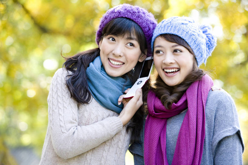 东方人,成年人,一个人,两个人,笑,打电话,微笑,露齿笑,横图,竖图,室外,白天,留白,正面,毛衣,旅游,度假,快乐,通讯,友谊,分享,技术,美景,帽子,手机,叶子,中国,亚洲,仅一个年轻女性,仅一个女性,仅一个人,连接,景观,听,拿着,休闲装,娱乐,树,停车,黄色,自然,围巾,社区,享受,休闲,景色,放松,享乐,自然风光,户外活动,东亚,北京市,编织帽,恶作剧,无线电技术,年轻女性,女人,女性,亚洲人,中国人,年轻人,电话机,秋天,休闲活动,半身,彩图,林区,闺密,挨着,一见钟情,bj175