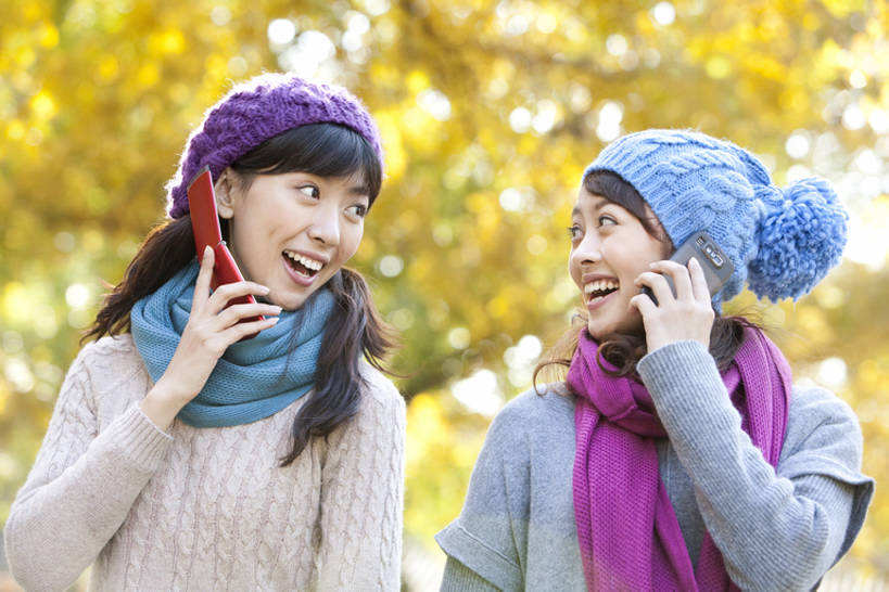 东方人,成年人,一个人,两个人,笑,打电话,微笑,露齿笑,横图,竖图,室外,白天,留白,正面,毛衣,旅游,度假,快乐,通讯,友谊,技术,美景,帽子,手机,叶子,中国,亚洲,仅一个年轻女性,仅一个女性,仅一个人,连接,景观,拿着,休闲装,娱乐,树,停车,黄色,自然,围巾,社区,享受,休闲,面对面,景色,放松,享乐,自然风光,户外活动,东亚,北京市,编织帽,无线电技术,年轻女性,女人,女性,亚洲人,中国人,年轻人,电话机,秋天,休闲活动,半身,彩图,林区,闺密,挨着,一见钟情,bj175