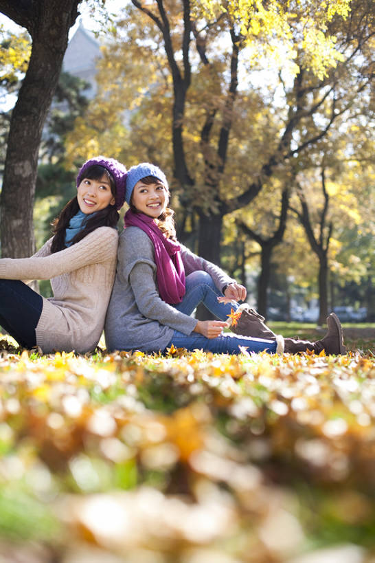 东方人,成年人,一个人,两个人,坐,笑,微笑,露齿笑,竖图,室外,白天,留白,侧面,毛衣,旅游,度假,快乐,友谊,美景,帽子,叶子,中国,亚洲,仅一个年轻女性,仅一个女性,仅一个人,连接,景观,牛仔裤,休闲装,娱乐,靴子,树,停车,黄色,自然,围巾,社区,背靠背,享受,休闲,景色,放松,享乐,自然风光,户外活动,东亚,北京市,编织帽,年轻女性,女人,女性,亚洲人,中国人,年轻人,秋天,彩图,全身,林区,闺密,挨着,bj175