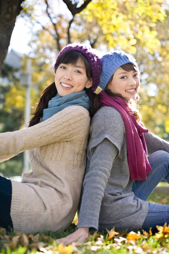 东方人,成年人,一个人,两个人,坐,笑,微笑,露齿笑,竖图,室外,白天,留白,侧面,毛衣,旅游,度假,快乐,友谊,美景,帽子,叶子,中国,亚洲,仅一个年轻女性,仅一个女性,仅一个人,连接,景观,注视,牛仔裤,休闲装,娱乐,树,停车,黄色,自然,围巾,社区,观察,看,背靠背,享受,休闲,景色,放松,观看,察看,享乐,关注,近景,自然风光,户外活动,东亚,北京市,编织帽,年轻女性,女人,女性,亚洲人,中国人,年轻人,秋天,彩图,林区,闺密,挨着,bj175