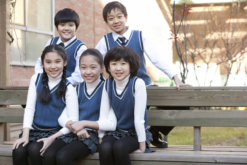 东方人,儿童,少年,学生,操场,运动场,站,坐,微笑,横图,竖图,室外,留白,衬衫,裙子,快乐,友谊,纯洁,亚洲,五个人,勾,连接,挽,并排,背心,瓷器,长椅,领带,教育,注视,体育场,刺激,小孩,社区,观察,看,校服,可爱,童年,童趣,勾着,田径场,观看,察看,知识,象征,庄重,关注,青春期,近景,身份,挽着,童真,东亚,烂漫,无邪,北京市,正式,地位,天真,团结,男孩,女孩,亚洲人,孩子,彩图,衬衣,小学,男生,女生,小学生,bj175