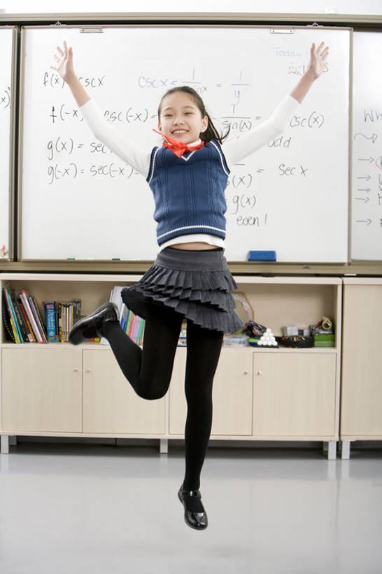 东方人,儿童,少年,一个人,学生,学校,教学楼,跳,微笑,竖图,室内,快乐,兴奋,纯洁,成功,信心,中国,亚洲,庆祝,背心,半空,教育,注视,领巾,校园,刺激,小孩,红色,白板,观察,看,教室,校服,可爱,同意,童年,童趣,观看,察看,知识,享乐,愉悦,关注,童真,东亚,烂漫,无邪,北京市,天真,男孩,女孩,亚洲人,中国人,孩子,彩图,全身,教学大楼,小学,男生,小学生,bj175