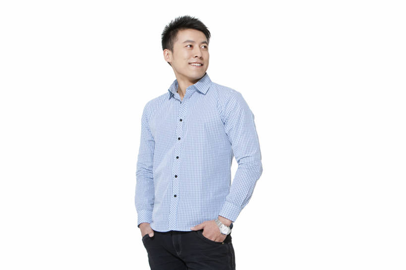 东方人,成年人,一个人,笑,微笑,露齿笑,横图,竖图,留白,白色背景,正面,仰视,衬衫,快乐,满意,成功,信心,中国,亚洲,仅一个男性,仅一个人,休闲装,仅一个年轻男性,力量,生活方式,享乐,成就,近景,手插袋,东亚,北京市,男人,男性,年轻男性,亚洲人,中国人,年轻人,插兜,手插兜,彩图,低角度拍摄,影棚拍摄,欢乐,手抄兜,bj175