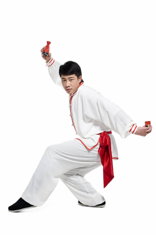 清酒,东方人,成年人,一个人,站,蹲,举,竖图,白色背景,正面,锻炼,运动,技术,武术,中国,亚洲,仅一个男性,仅一个人,喝,陶瓷,陶瓷制品,酒类,杯,拿着,注视,腰带,酒,酒瓶,饮料,仅一个年轻男性,杂技,红色,玻璃瓶,瓶子,观察,看,托,太极拳,概念,健康,活力,观看,技巧,动作,察看,专心,敏捷,关注,中国文化,决心,空手道,手艺,武打,弹性,东亚,武功,北京市,勇气,技能,技艺,体育,男人,男性,年轻男性,亚洲人,中国人,年轻人,茶杯,举起,举手,举着,向上举,向上伸,向上托,彩图,全身,影棚拍摄,传统服装,健身,杂伎,武学,妙技,清酒瓶,传统文化,本领,杂技演员,韧性,bj175
