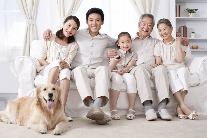 东方人,儿童,中年人,老年人,头发,家庭,丈夫,妻子,父母,母亲,父亲,女儿,祖父母,祖母,祖父,家,客厅,站,笑,微笑,露齿笑,横图,室内,白天,正面,衬衫,快乐,满意,幸福,窗帘,家具,沙发,书架,宠物,狗,电视,北京,日光,中国,亚洲,五个人,连接,握,服装,并排,公寓,联系,拉布拉多,注视,休闲装,娱乐,拉布拉多猎犬,吐舌头,刺激,一只,小孩,衣服,白色,动物,遥控器,观察,看,站着,休息,温暖,温馨,一家人,放松,可爱,亲密,童年,搭,握着,摄影,服饰,生活方式,观看,和睦,控制,察看,起居室,舒适,享乐,衣着,穿着,搭着,关注,亲情,彩电,拉布拉多犬,东亚,陪同,忠诚,彩色电视机,显像管屏,显像管屏幕,衣饰,陪伴,无忧无虑,老年男性,老年女性,男孩,男人,男性,年轻男性,年轻女性,女孩,女人,女性,亚洲人,中国人,孩子,年轻人,舌头,孙女,电视机,书,休闲活动,犬,站立,坐着,彩图,全身,爱,欢乐,深情,融洽,男生,伴随,bj175