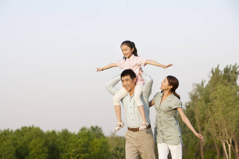 东方人,儿童,三个人,家庭,父母,母亲,父亲,女儿,公园,站,举,笑,微笑,露齿笑,横图,室外,白天,留白,正面,衬衫,旅游,度假,快乐,满意,幸福,纯洁,美景,北京,日光,中国,亚洲,连接,握,服装,景观,联系,玩,休闲装,娱乐,飞,刺激,树,小孩,衣服,蓝天,自然,扛,托,站着,享受,休息,休闲,温暖,温馨,一家人,短袖,景色,放松,可爱,乐趣,亲密,童年,童趣,握着,摄影,服饰,生活方式,和睦,舒适,享乐,衣着,穿着,自然风光,亲情,童真,东亚,烂漫,无邪,陪同,衣饰,陪伴,无忧无虑,天真,老年男性,老年女性,男孩,男人,男性,年轻男性,年轻女性,女孩,女人,女性,亚洲人,中国人,孩子,年轻人,休闲活动,步行,举起,举手,举着,向上举,向上伸,向上托,站立,坐着,彩图,爱,欢乐,融洽,男生,伴随,bj175