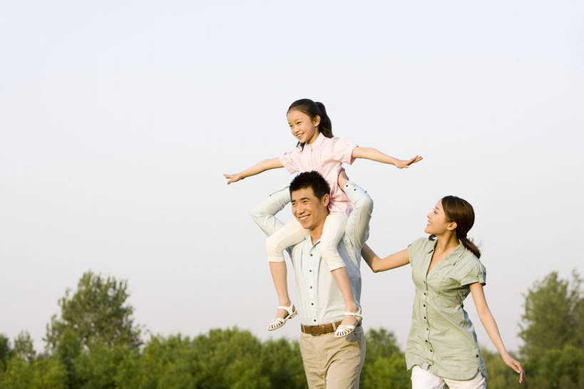 东方人,儿童,三个人,家庭,父母,母亲,父亲,女儿,公园,站,举,笑,微笑,露齿笑,横图,室外,白天,留白,正面,衬衫,旅游,度假,快乐,满意,幸福,纯洁,美景,北京,日光,中国,亚洲,连接,握,服装,景观,联系,玩,休闲装,娱乐,飞,刺激,树,小孩,衣服,蓝天,自然,扛,托,站着,享受,休息,休闲,温暖,温馨,一家人,短袖,景色,放松,可爱,乐趣,亲密,童年,童趣,握着,摄影,服饰,生活方式,和睦,舒适,享乐,衣着,穿着,自然风光,亲情,童真,东亚,烂漫,无邪,陪同,衣饰,陪伴,无忧无虑,天真,老年男性,老年女性,男孩,男人,男性,年轻男性,年轻女性,女孩,女人,女性,亚洲人,中国人,孩子,年轻人,休闲活动,步行,举起,举手,举着,向上举,向上伸,向上托,站立,坐着,彩图,爱,欢乐,融洽,男生,伴随,bj175