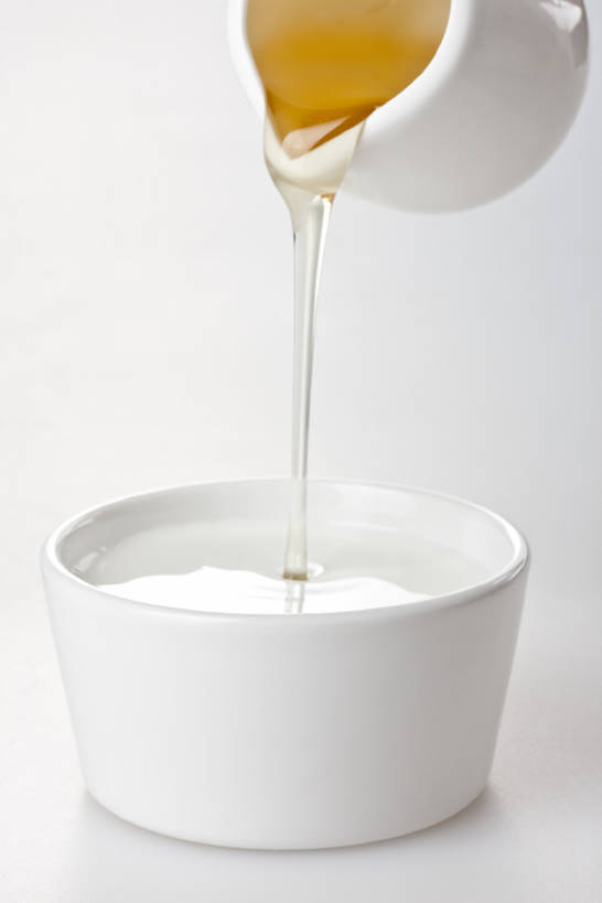 蜂蜜,竖图,白色背景,静物,倒,酸奶,饮食,白色,碗,健康,摄影,奶制品,健康食物,彩图,影棚拍摄,bj175
