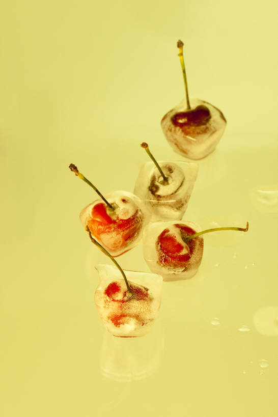 无人,竖图,室内,留白,正面,烹饪,樱桃,静物,水果,五个,许多,湿,黄色背景,液体,结冰,水滴,冰块,料理,食品,茎,菜肴,美食,饮食,食物,黄色,红色,寒冷,摄影,佳肴,简单,清新,健康食物,纯净,大樱桃,彩图,全身,影棚拍摄,bj175