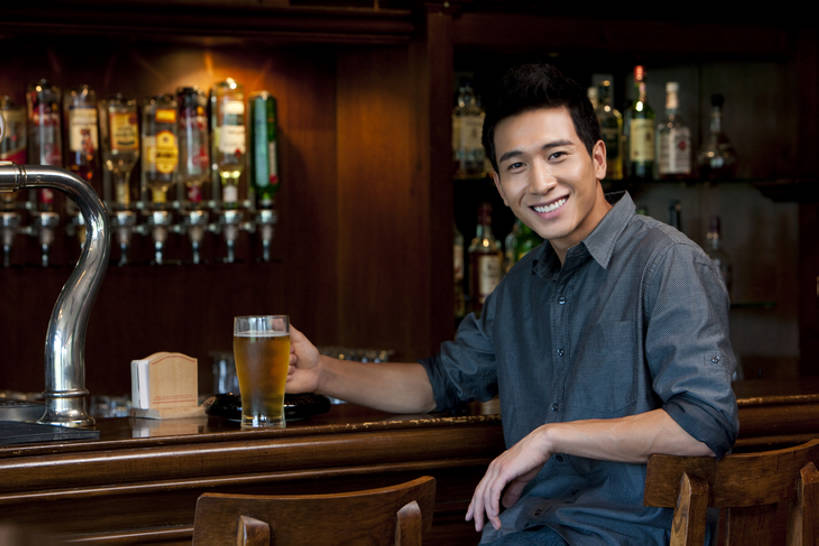 啤酒,东方人,成年人,一个人,酒吧,坐,笑,微笑,露齿笑,横图,室内,正面,衬衫,夜生活,快乐,满意,幸福,信心,吧台,杯子,北京,中国,仅一个男性,仅一个人,喝,木制,水龙头,伏特加,酒类,首都,拿着,注视,休闲装,饮食,刺激,开关,酒,饮料,仅一个年轻男性,啤酒杯,打开,观察,看,靠,靠着,休息,放松,摄影,生活方式,观看,阀门,察看,享乐,开启,关注,肖像,东亚,水咀,无忧无虑,男人,男性,年轻男性,亚洲人,中国人,年轻人,玻璃杯,休闲活动,半身,彩图,欢乐,酒馆,啤酒龙头,bj175