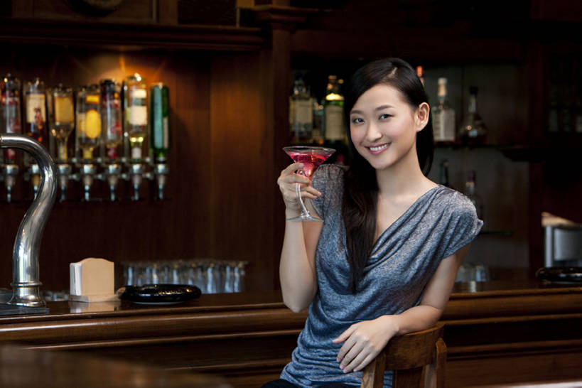 东方人,成年人,一个人,酒吧,坐,举,笑,微笑,露齿笑,横图,室内,留白,正面,性感,夜生活,快乐,满意,幸福,信心,吧台,北京,中国,仅一个年轻女性,仅一个女性,仅一个人,喝,服装,欢呼,庆祝,木制,水龙头,伏特加,酒类,首都,拿着,注视,休闲装,饮食,刺激,开关,灯,酒,饮料,衣服,打开,观察,看,靠,靠着,托,放松,摄影,服饰,生活方式,观看,吧椅,阀门,察看,享乐,开启,衣着,穿着,关注,肖像,东亚,马提尼,水咀,衣饰,无忧无虑,马提尼酒杯,年轻女性,女人,女性,亚洲人,中国人,年轻人,玻璃杯,休闲活动,举起,举手,举着,向上举,向上伸,向上托,半身,彩图,欢乐,酒馆,啤酒龙头,bj175