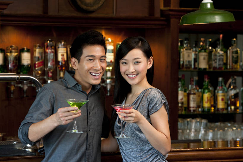 东方人,成年人,脸,头,脸颊,两个人,夫妻,酒吧,站,举,笑,微笑,露齿笑,横图,室内,留白,正面,衬衫,爱情,夜生活,游戏,快乐,满意,兴奋,幸福,纯洁,吧台,北京,中国,喝,连接,服装,并排,木制,水龙头,伏特加,酒类,首都,浪漫,联系,玩,拿着,注视,休闲装,娱乐,饮食,刺激,肩膀,开关,灯,酒,饮料,衣服,打开,观察,看,亲昵,托,休闲,温暖,温馨,调情,恩爱,放松,可爱,乐趣,童年,童趣,约会,恋人,摄影,服饰,生活方式,观看,活动,阀门,和睦,察看,享乐,开启,衣着,穿着,发泄,关注,消遣,智力,肖像,童真,东亚,烂漫,无邪,马提尼,陪同,宣泄,水咀,衣饰,陪伴,异性恋,无忧无虑,天真,团结,马提尼酒杯,男人,男性,年轻男性,年轻女性,女人,女性,亚洲人,中国人,年轻人,头部,脸部,脸蛋,面部,夫妇,情侣,玻璃杯,钟,休闲活动,举起,举手,举着,玩耍,嬉戏,向上举,向上伸,向上托,彩图,爱,欢乐,深情,酒馆,伴侣,融洽,啤酒龙头,伴随,一见钟情,bj175