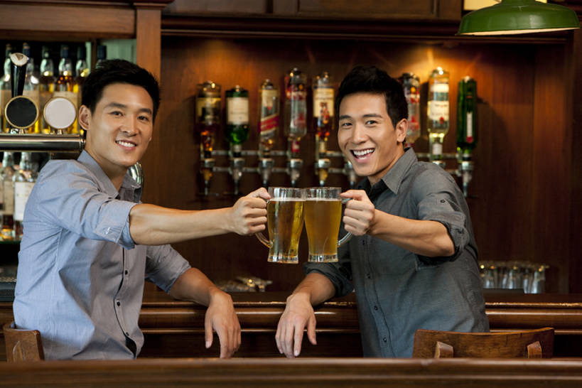 啤酒,东方人,成年人,两个人,酒吧,坐,举,笑,微笑,露齿笑,横图,室内,正面,衬衫,夜生活,快乐,满意,友谊,幸福,吧台,杯子,北京,中国,喝,连接,欢呼,庆祝,并排,木制,水龙头,伏特加,酒类,首都,拿着,注视,牛仔裤,休闲装,饮食,刺激,开关,灯,酒,饮料,啤酒杯,打开,观察,看,托,啤酒瓶,放松,乐趣,摄影,生活方式,观看,吧椅,阀门,察看,享乐,开启,关注,肖像,东亚,陪同,水咀,陪伴,无忧无虑,男人,男性,年轻男性,亚洲人,中国人,年轻人,玻璃杯,休闲活动,举起,举手,举着,向上举,向上伸,向上托,半身,彩图,欢乐,酒馆,啤酒龙头,伴随,bj175