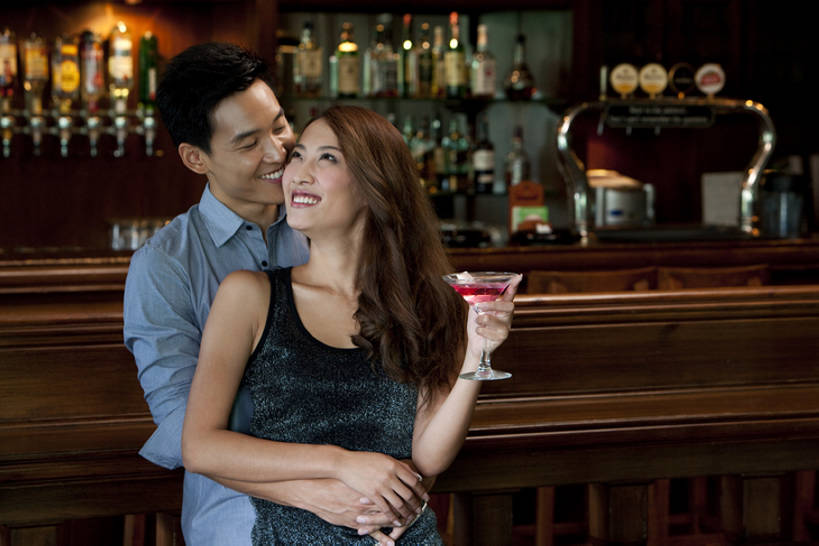 东方人,成年人,两个人,夫妻,酒吧,站,举,笑,微笑,露齿笑,横图,室内,留白,正面,衬衫,爱情,夜生活,快乐,满意,兴奋,友谊,幸福,吧台,北京,中国,喝,连接,服装,木制,水龙头,伏特加,酒类,首都,浪漫,联系,拿着,休闲装,饮食,刺激,开关,酒,饮料,衣服,打开,靠,靠着,亲昵,托,温暖,温馨,调情,恩爱,放松,约会,恋人,摄影,服饰,生活方式,阀门,和睦,享乐,开启,衣着,穿着,关爱,东亚,马提尼,陪同,水咀,衣饰,陪伴,异性恋,无忧无虑,马提尼酒杯,男人,男性,年轻男性,年轻女性,女人,女性,亚洲人,中国人,年轻人,夫妇,情侣,玻璃杯,休闲活动,举起,举手,举着,亲吻,手牵手,向上举,向上伸,向上托,拥抱,半身,彩图,爱,欢乐,深情,酒馆,伴侣,融洽,啤酒龙头,伴随,一见钟情,bj175