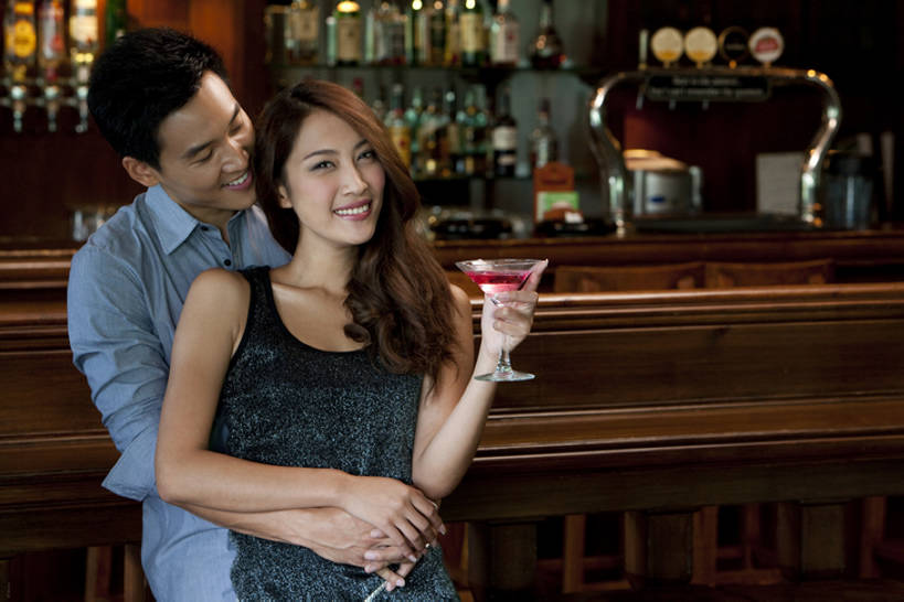 东方人,成年人,两个人,夫妻,酒吧,站,举,笑,微笑,露齿笑,横图,室内,留白,正面,衬衫,爱情,夜生活,快乐,满意,兴奋,友谊,幸福,吧台,北京,中国,喝,连接,服装,木制,水龙头,伏特加,酒类,首都,浪漫,联系,拿着,注视,休闲装,饮食,刺激,开关,酒,饮料,衣服,打开,观察,看,靠,靠着,亲昵,托,温暖,温馨,调情,恩爱,放松,约会,恋人,摄影,服饰,生活方式,观看,阀门,和睦,察看,享乐,开启,衣着,穿着,关爱,关注,肖像,东亚,马提尼,陪同,水咀,衣饰,陪伴,异性恋,无忧无虑,马提尼酒杯,男人,男性,年轻男性,年轻女性,女人,女性,亚洲人,中国人,年轻人,夫妇,情侣,玻璃杯,休闲活动,举起,举手,举着,手牵手,向上举,向上伸,向上托,拥抱,半身,彩图,爱,欢乐,深情,酒馆,伴侣,融洽,啤酒龙头,伴随,一见钟情,bj175