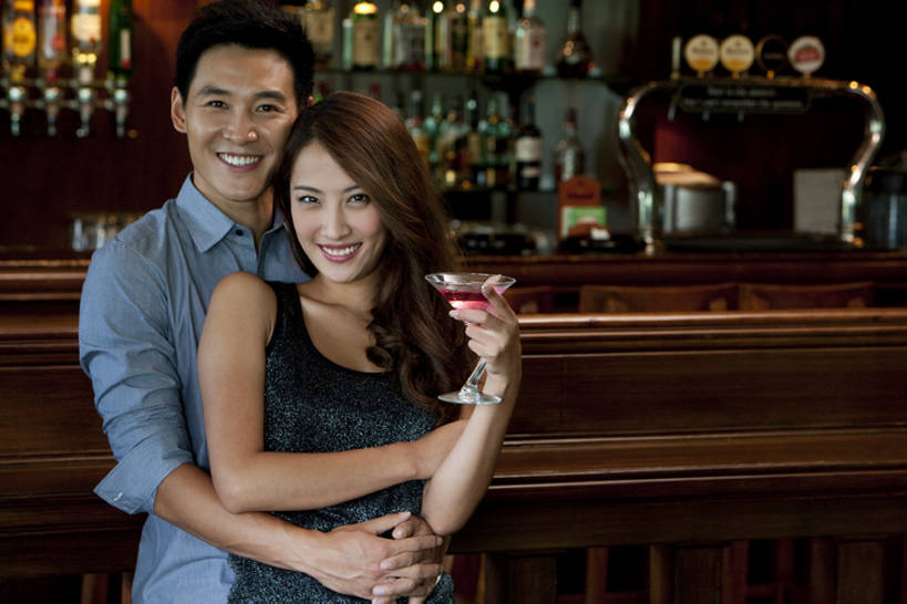 东方人,成年人,两个人,夫妻,酒吧,站,举,笑,微笑,露齿笑,横图,室内,留白,正面,衬衫,爱情,夜生活,快乐,满意,兴奋,友谊,幸福,吧台,北京,中国,喝,连接,服装,木制,水龙头,伏特加,酒类,首都,浪漫,联系,拿着,注视,休闲装,饮食,刺激,开关,酒,饮料,衣服,打开,观察,看,靠,靠着,亲昵,托,温暖,温馨,调情,恩爱,放松,约会,恋人,摄影,服饰,生活方式,观看,阀门,和睦,察看,享乐,开启,衣着,穿着,关爱,关注,肖像,东亚,马提尼,陪同,水咀,衣饰,陪伴,异性恋,无忧无虑,马提尼酒杯,男人,男性,年轻男性,年轻女性,女人,女性,亚洲人,中国人,年轻人,夫妇,情侣,玻璃杯,休闲活动,举起,举手,举着,向上举,向上伸,向上托,拥抱,半身,彩图,爱,欢乐,深情,酒馆,伴侣,融洽,啤酒龙头,伴随,一见钟情,bj175