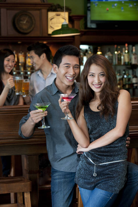 啤酒,东方人,成年人,两个人,夫妻,酒吧,站,坐,举,笑,微笑,露齿笑,竖图,室内,正面,衬衫,爱情,聚会,夜生活,快乐,满意,兴奋,友谊,幸福,吧台,杯子,北京,中国,喝,连接,服装,欢呼,庆祝,并排,木制,水龙头,聚餐,伏特加,酒类,首都,浪漫,联系,拿着,注视,牛仔裤,休闲装,饮食,刺激,开关,灯,酒,饮料,衣服,啤酒杯,打开,观察,看,靠,靠着,亲昵,托,温暖,温馨,恩爱,放松,约会,恋人,摄影,服饰,生活方式,观看,吧椅,阀门,和睦,察看,享乐,开启,衣着,穿着,关爱,关注,肖像,东亚,马提尼,陪同,水咀,衣饰,陪伴,异性恋,无忧无虑,马提尼酒杯,男人,男性,年轻男性,年轻女性,女人,女性,亚洲人,中国人,年轻人,夫妇,情侣,玻璃杯,电视机,钟,休闲活动,举起,举手,举着,向上举,向上伸,向上托,彩图,爱,欢乐,深情,酒馆,伴侣,融洽,啤酒龙头,伴随,bj175