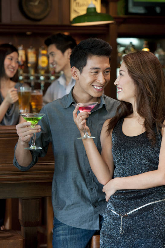 啤酒,东方人,成年人,两个人,夫妻,酒吧,站,坐,举,笑,微笑,露齿笑,竖图,室内,正面,衬衫,爱情,聚会,夜生活,快乐,满意,兴奋,友谊,幸福,吧台,杯子,北京,中国,喝,连接,服装,欢呼,庆祝,并排,木制,水龙头,聚餐,伏特加,酒类,首都,浪漫,联系,拿着,牛仔裤,休闲装,饮食,刺激,开关,灯,酒,饮料,衣服,啤酒杯,打开,亲昵,托,温暖,温馨,面对面,恩爱,放松,约会,恋人,摄影,服饰,生活方式,吧椅,阀门,和睦,享乐,开启,衣着,穿着,关爱,东亚,马提尼,陪同,水咀,衣饰,陪伴,异性恋,无忧无虑,马提尼酒杯,男人,男性,年轻男性,年轻女性,女人,女性,亚洲人,中国人,年轻人,夫妇,情侣,玻璃杯,电视机,钟,休闲活动,举起,举手,举着,向上举,向上伸,向上托,半身,彩图,爱,欢乐,深情,酒馆,伴侣,融洽,啤酒龙头,伴随,一见钟情,bj175