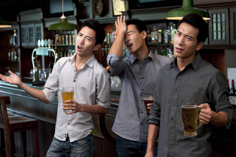 啤酒,东方人,成年人,三个人,酒吧,站,举,横图,室内,正面,衬衫,聚会,夜生活,友谊,热情,运动,吧台,杯子,电视,北京,中国,喝,连接,欢呼,并排,木制,水龙头,聚餐,伏特加,酒类,首都,拿着,注视,牛仔裤,休闲装,饮食,开关,酒,饮料,啤酒杯,打开,观察,看,手势,托,表情,摄影,生活方式,观看,失望,支撑,阀门,察看,专心,开启,关注,彩电,东亚,陪同,悲哀,彩色电视机,显像管屏,显像管屏幕,水咀,陪伴,团结,男人,男性,年轻男性,亚洲人,中国人,年轻人,玻璃杯,电视机,休闲活动,举起,举手,举着,向上举,向上伸,向上托,半身,彩图,酒馆,打手势,啤酒龙头,伴随,bj175