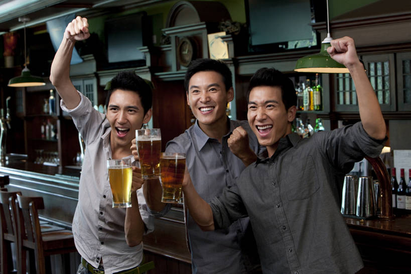 啤酒,东方人,成年人,三个人,酒吧,站,举,横图,室内,正面,衬衫,聚会,夜生活,快乐,满意,兴奋,友谊,幸福,运动,吧台,杯子,电视,北京,中国,喝,连接,欢呼,并排,木制,水龙头,聚餐,伏特加,酒类,首都,拿着,注视,牛仔裤,休闲装,饮食,刺激,开关,酒,饮料,啤酒杯,打开,观察,看,托,张嘴,表情,乐趣,摄影,生活方式,观看,支撑,阀门,察看,专心,享乐,开启,关注,彩电,张大嘴巴,东亚,陪同,彩色电视机,显像管屏,显像管屏幕,水咀,陪伴,团结,男人,男性,年轻男性,亚洲人,中国人,年轻人,拳头,玻璃杯,电视机,张开嘴,休闲活动,举起,举手,举着,向上举,向上伸,向上托,半身,彩图,欢乐,酒馆,啤酒龙头,伴随,bj175