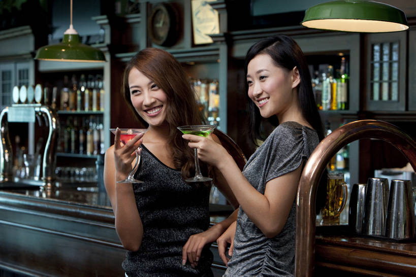 东方人,成年人,两个人,酒吧,站,举,笑,微笑,露齿笑,横图,室内,正面,夜生活,快乐,满意,友谊,幸福,吧台,北京,中国,喝,连接,服装,并排,木制,水龙头,伏特加,酒类,首都,拿着,饮食,刺激,开关,灯,酒,饮料,衣服,打开,靠,靠着,托,放松,乐趣,摄影,服饰,生活方式,阀门,享乐,开启,衣着,穿着,东亚,马提尼,陪同,水咀,衣饰,陪伴,无忧无虑,马提尼酒杯,年轻女性,女人,女性,亚洲人,中国人,年轻人,玻璃杯,休闲活动,举起,举手,举着,向上举,向上伸,向上托,半身,彩图,欢乐,酒馆,魅力,啤酒龙头,伴随,bj175