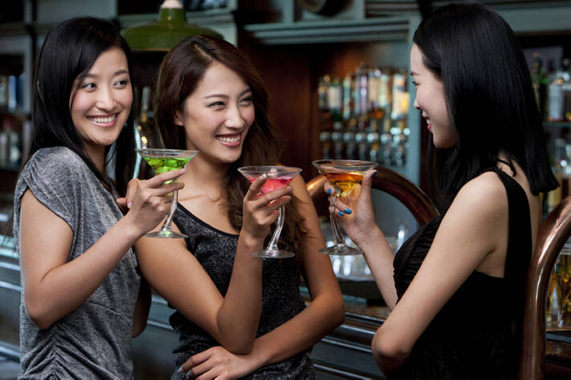 东方人,成年人,脸,头,脸颊,三个人,酒吧,站,举,笑,微笑,露齿笑,横图,室内,正面,聚会,夜生活,快乐,满意,通讯,友谊,幸福,吧台,北京,中国,喝,连接,服装,庆祝,并排,水龙头,聚餐,伏特加,酒类,首都,拿着,饮食,刺激,肩膀,开关,酒,饮料,衣服,打开,靠,靠着,托,面对面,放松,乐趣,摄影,服饰,生活方式,阀门,享乐,开启,衣着,穿着,东亚,马提尼,陪同,水咀,衣饰,陪伴,无忧无虑,马提尼酒杯,年轻女性,女人,女性,亚洲人,中国人,年轻人,头部,脸部,脸蛋,面部,玻璃杯,休闲活动,举起,举手,举着,说话,向上举,向上伸,向上托,彩图,欢乐,酒馆,魅力,啤酒龙头,伴随,bj175