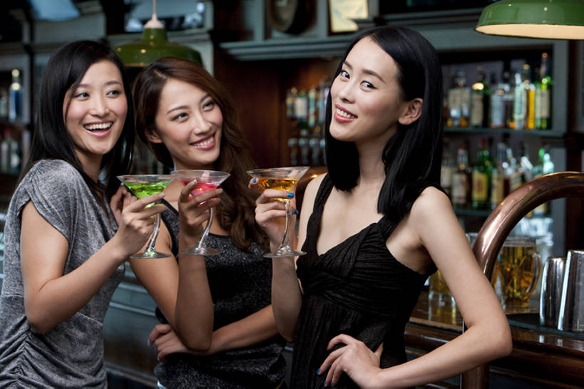 东方人,成年人,脸,头,脸颊,三个人,酒吧,站,举,笑,微笑,露齿笑,横图,室内,正面,聚会,夜生活,快乐,满意,友谊,幸福,信心,吧台,北京,中国,喝,连接,服装,欢呼,庆祝,并排,水龙头,聚餐,伏特加,酒类,首都,拿着,注视,饮食,刺激,肩膀,开关,酒,饮料,衣服,叉腰,打开,观察,看,靠,靠着,托,面对面,放松,乐趣,摄影,服饰,生活方式,观看,阀门,察看,享乐,开启,衣着,穿着,关注,肖像,东亚,马提尼,陪同,水咀,衣饰,陪伴,无忧无虑,马提尼酒杯,年轻女性,女人,女性,亚洲人,中国人,年轻人,头部,脸部,脸蛋,面部,玻璃杯,休闲活动,举起,举手,举着,向上举,向上伸,向上托,仰头,彩图,欢乐,酒馆,魅力,啤酒龙头,伴随,bj175