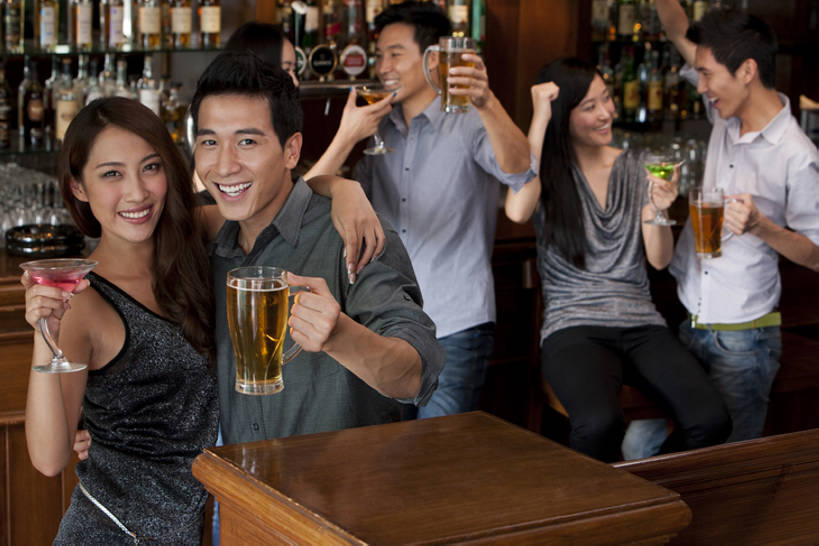 啤酒,东方人,成年人,夫妻,酒吧,站,坐,举,笑,微笑,露齿笑,横图,室内,正面,衬衫,爱情,聚会,夜生活,快乐,满意,兴奋,友谊,幸福,吧台,杯子,北京,中国,喝,连接,服装,欢呼,庆祝,并排,木制,水龙头,聚餐,伏特加,酒类,首都,浪漫,联系,拿着,注视,牛仔裤,休闲装,饮食,刺激,开关,酒,饮料,衣服,啤酒杯,打开,观察,看,托,温暖,温馨,恩爱,放松,乐趣,约会,恋人,摄影,服饰,生活方式,观看,吧椅,阀门,和睦,察看,享乐,开启,衣着,穿着,关注,肖像,东亚,马提尼,陪同,水咀,衣饰,快活,欢愉,康乐,陪伴,异性恋,无忧无虑,马提尼酒杯,男人,男性,年轻男性,年轻女性,女人,女性,亚洲人,中国人,年轻人,拳头,夫妇,情侣,玻璃杯,休闲活动,举起,举手,举着,向上举,向上伸,向上托,半身,彩图,高兴,欢乐,深情,酒馆,伴侣,融洽,啤酒龙头,伴随,bj175