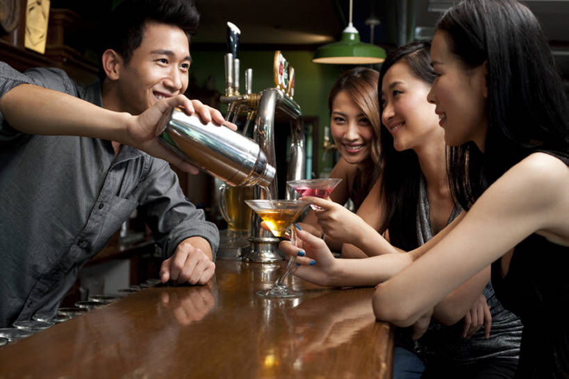 东方人,成年人,四个人,酒吧,站,坐,笑,微笑,露齿笑,横图,室内,侧面,衬衫,聚会,夜生活,快乐,满意,兴奋,友谊,幸福,吧台,北京,中国,倒,喝,服装,工作,木制,水龙头,聚餐,调酒器,伏特加,酒类,首都,联系,拿着,休闲装,饮食,刺激,开关,调酒师,灯,酒,饮料,衣服,打开,靠,靠着,放松,乐趣,摄影,服饰,生活方式,阀门,享乐,开启,衣着,穿着,东亚,马提尼,水咀,衣饰,快活,欢愉,康乐,无忧无虑,马提尼酒杯,男人,男性,年轻男性,年轻女性,女人,女性,亚洲人,中国人,年轻人,玻璃杯,休闲活动,半身,彩图,高兴,欢乐,酒馆,啤酒龙头,bj175