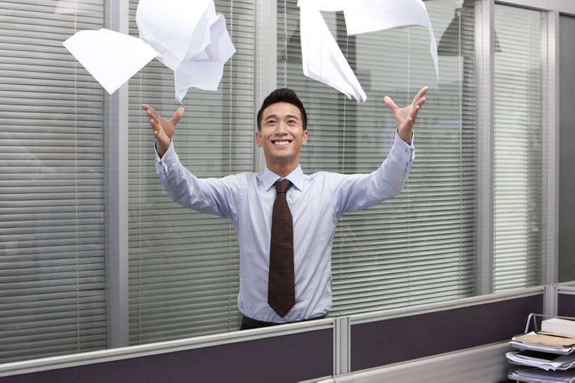 东方人,成年人,一个人,商务人士,商务男性,办公室,站,举,笑,微笑,露齿笑,横图,室内,正面,衬衫,商务,游戏,快乐,满意,兴奋,自由,幸福,成功,信心,窗户,北京,中国,亚洲,仅一个男性,仅一个人,套装,庆祝,反射,纸,领带,半空,玩,娱乐,刺激,仅一个年轻男性,手势,托,向上看,职业,休闲,独立,百叶帘,摄影,生活方式,活动,享乐,象征,庄重,发泄,消遣,智力,文档,商务装,身份,工薪阶层,东亚,宣泄,正式,地位,恶作剧,解放,无忧无虑,男人,男性,年轻男性,亚洲人,中国人,年轻人,白领,上班族,举起,举手,举着,扔,玩耍,嬉戏,向上举,向上伸,向上托,张开手臂,半身,彩图,衬衣,打手势,bj175