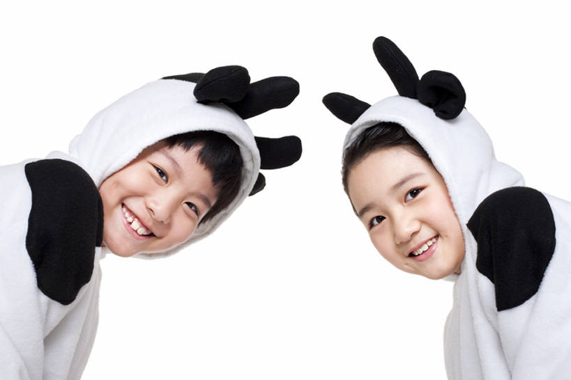 东方人,儿童,脸,头,脸颊,两个人,兄弟,姐妹,笑,微笑,露齿笑,横图,室内,白色背景,正面,民族服装,快乐,兴奋,友谊,幸福,纯洁,团队,牛,北京,中国,亚洲,花纹,服装,并排,乳牛,古典,联系,注视,文化,传统,肩膀,小孩,衣服,动物,观察,看,靠,靠着,家畜,可爱,乐趣,童年,童趣,摄影,服饰,牲畜,影棚,观看,古装,察看,享乐,关注,摄影棚,斑纹,肖像,童真,东亚,烂漫,无邪,陪同,韵味,陪伴,天真,团结,男孩,女孩,亚洲人,中国人,孩子,头部,脸部,脸蛋,面部,奶牛,触摸,彩图,影棚拍摄,传统服装,民俗服,装扮,欢乐,拍摄,伴随,荷斯坦牛,bj175